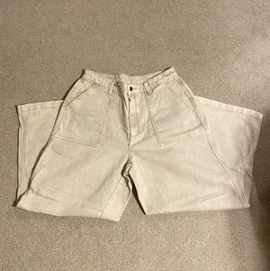 Universal Threads NWOT Cream Baggy Flare Cropped Denim Jeans thumbnail 6