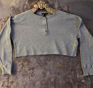 Forever 21 Oversized Ribbed Henley Crop Top Women’s Size M Gray thumbnail 1