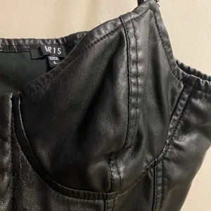 Iris Women’s Juniors Black Faux Leather Crop Top L Bust 35” Sweetheart Neckline thumbnail 3