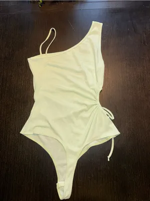 Le Lis One Shoulder Ribbed Ruched Side Bodysuit Cream Ivory Sleeveless Women’s thumbnail 3