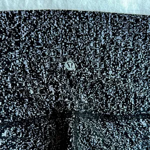 NWOT Lululemon Black & Gray Marbled Patterned Leggings size 6 thumbnail 2