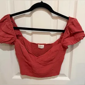 Wilfred Aritzia Coral Puff Sleeve Crop Top S thumbnail 2