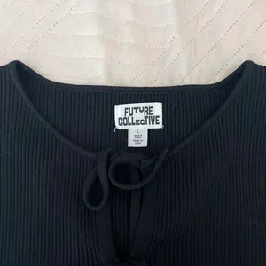 Black Crop Top Size L thumbnail 2