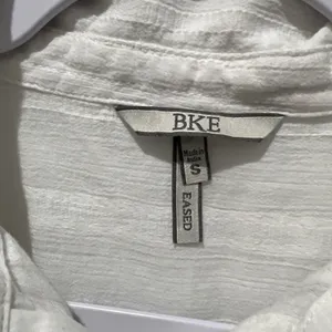 BKE by Buckle White Textured Button-Up Blouse Size S 100% cotton Rounded Hemline thumbnail 2