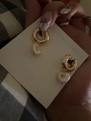 BNWT Kendra Scott Sasha Heart in Gold Huggies w/Pearl Heart Charm $90 thumbnail 7