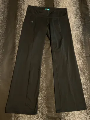 Womens medium Under Armour Fitted ColdGear Black Flare Athletic Pants thumbnail 1