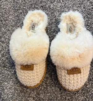 Ugg slippers  thumbnail 1