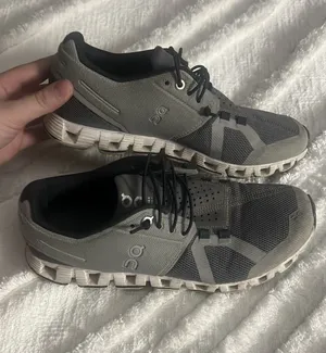 On Cloud Running Shoes thumbnail 1