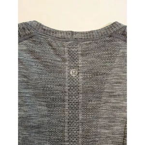 Lululemon Swiftly Tech Long Sleeve Crew Sz 10 Activewear Outdoor Hiking Gym Run thumbnail 7