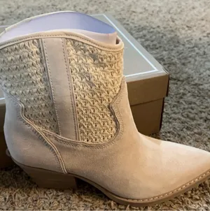 Women’s cream ankle boots thumbnail 4