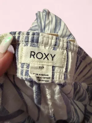 Roxy Striped Wide-Leg Cropped Pants in Navy and Cream thumbnail 3