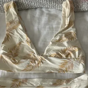 Billabong Dos Palmas Cream Palm Leaves Bikini plunge top NWOT thumbnail 2
