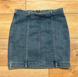 Free People Women Medium Wash Denim Mini Skirt Exposed Back Zip Size 4 Seamed thumbnail 1