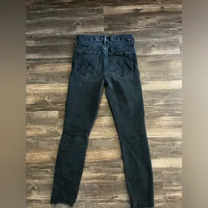 MOTHER DENIM - High Waisted Looker Ankle Fray in Blackbird thumbnail 2