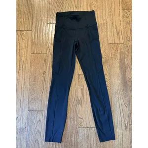 Lululemon black fast and fre 25” crop leggings with pockets size 2 thumbnail 4