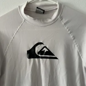 Quicksilver Off White Short Sleeve Rash Guard Surf Tee No Size Tag Est. Size Men’s S thumbnail 2