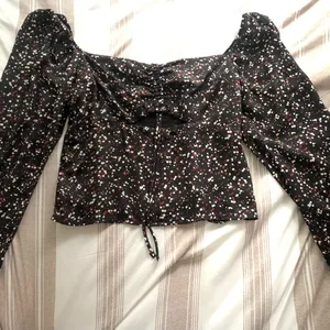 Abercrombie and Fitch Women Blouse Cropped Top Long Balloon Sleeve V-neck Size M thumbnail 2