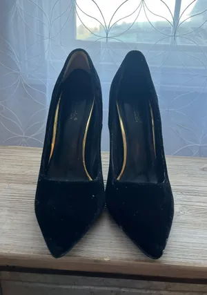Beautiful Black And Gold Heels Size 11 thumbnail 5