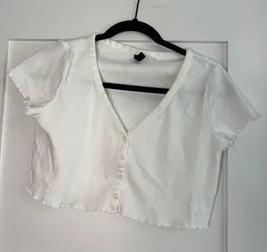 H&M Cropped Button Down Shirt thumbnail 2