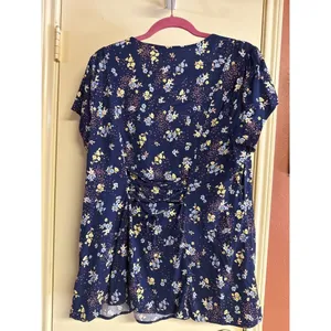 Torrid Womens Floral Print V-Neck Top Size 0 Blue/Multicolor Short Sleeve thumbnail 6