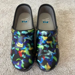 Dansko LT Pro Clogs Plume Patent Leather Feather Pattern Nurse Comfort Platform thumbnail 2