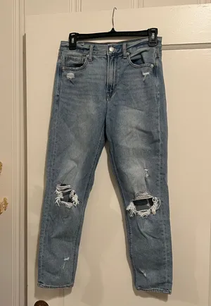 Outfitters AEO Distressed Busted Knee Mom Jeans Size 2 Short EUC thumbnail 1