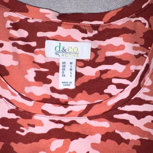 Denim & Co Active Womens Medium Red Pink Camo Short Sleeve Cotton Stretch Top thumbnail 3