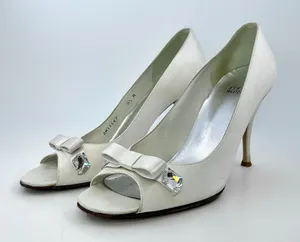 Stuart Weitzman‎ Ivory Satin Peep Toe Crystal Bow Bridal Pumps 8.5 M Party thumbnail 1