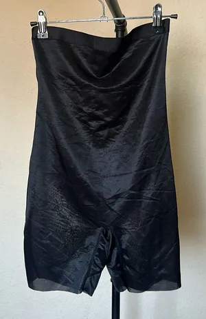Skims Barely There‎ Mid Thigh Short in Onyx black Shape-wear Size L thumbnail 1
