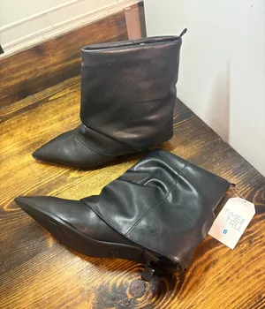 Time and tru black heeled boots size 6 thumbnail 1