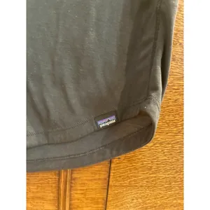 Patagonia Women’s Medium Black Short Sleeve Performance Athletic Top thumbnail 3