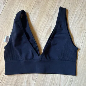 Black V-Neck Seamless Bralette thumbnail 2