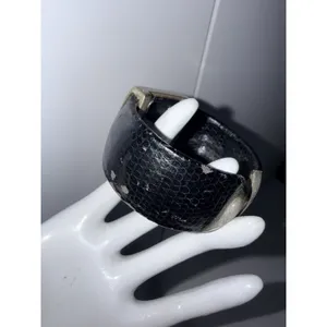 Vintage 1990s Gucci 7800 Black‎ Leather Cuff Watch Needs New Cuff & Battery thumbnail 12