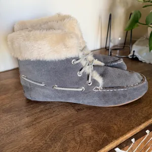 Sperry MacKenzie Size 9 Grey Suede Moccasin Booties Faux Fur Cabin Preppy Winter thumbnail 2