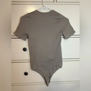 Aritiza Babaton Ribbed Taupe Bodysuit Size Large thumbnail 2