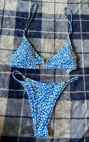 Zaful Blue Floral Bikini Set with White and Yellow Daisies thumbnail 1