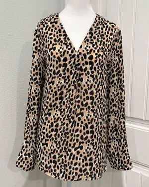 Banana Republic Animal Print V-Neck Blouse Size M thumbnail 1
