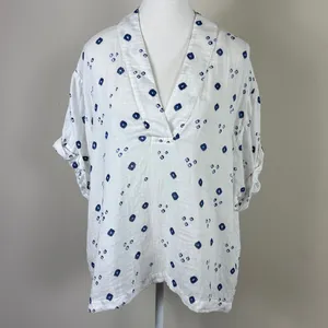 XiRENA Avery‎ Cotton V-neck Blouse in White w/ Blue Print Size Large thumbnail 2