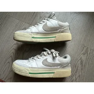 Nike Low Rise White Sneakers Women's Sz 8 thumbnail 2