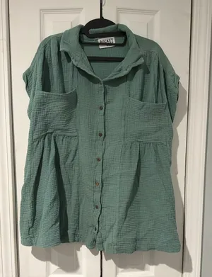 Bucket List Boutique Top Green Size L thumbnail 1