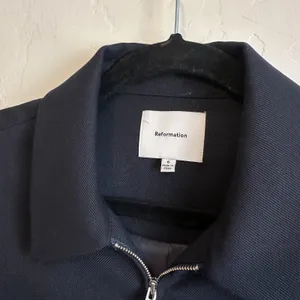 Reformation | NWOT Brynlee Wool Blend Pleated Mini Skirt & Zip Jacket Set, Navy‎ thumbnail 6