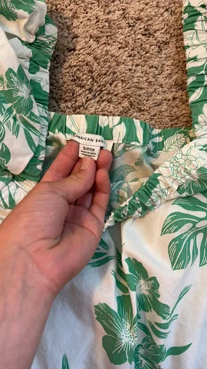 American Eagle Outfitters Top Cropped with Hawaiian pattern thumbnail 3
