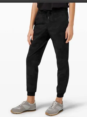 Lululemon On the Fly Jogger Heritage Camo Deep Coal size 6 thumbnail 1