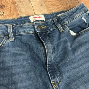Wrangler High Rise True Straight Crop Jeans Sz 16 Distressed Stretch Denim Plus thumbnail 4