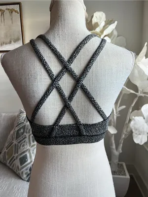 Lululemon Black & White Textured Scoop Neck Woman’s Sports Bra size 4 thumbnail 3