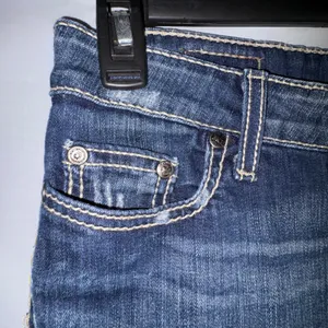 BKE Sabrina Denim Capris Womens 27 Medium Wash Embroidered Frayed Hem Cropped thumbnail 5