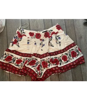 Miss Avenue Boutique shorts with flowers thumbnail 2