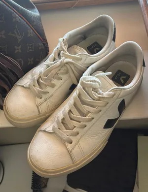 VEJA Sneakers thumbnail 1