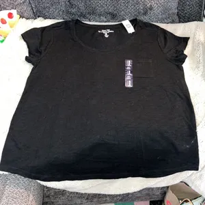 NWT Gap Easy Tee, XL thumbnail 1