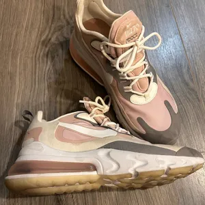 Nike AirMax 270 trainers thumbnail 2